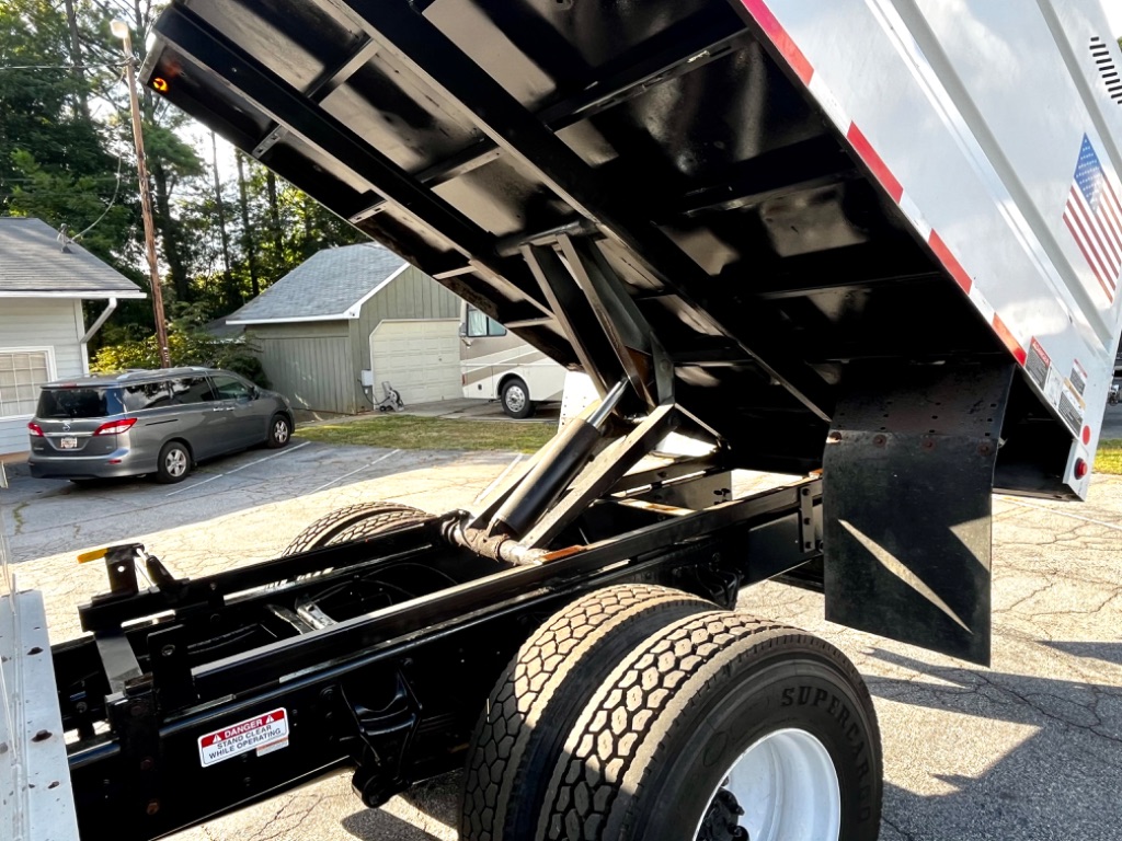 2015 Ford F-750 - Photo 18